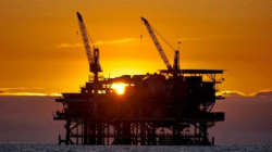 Stok Minyak Amerika Naik Membuat Harga Turun